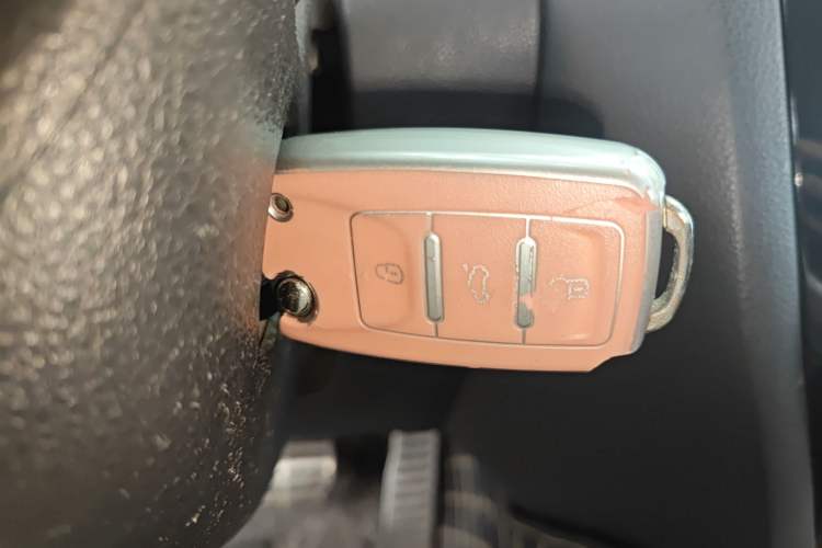 Used Volkswagen Sagitar 2012 1.6L Automatic Comfort Edition Vehicle Key