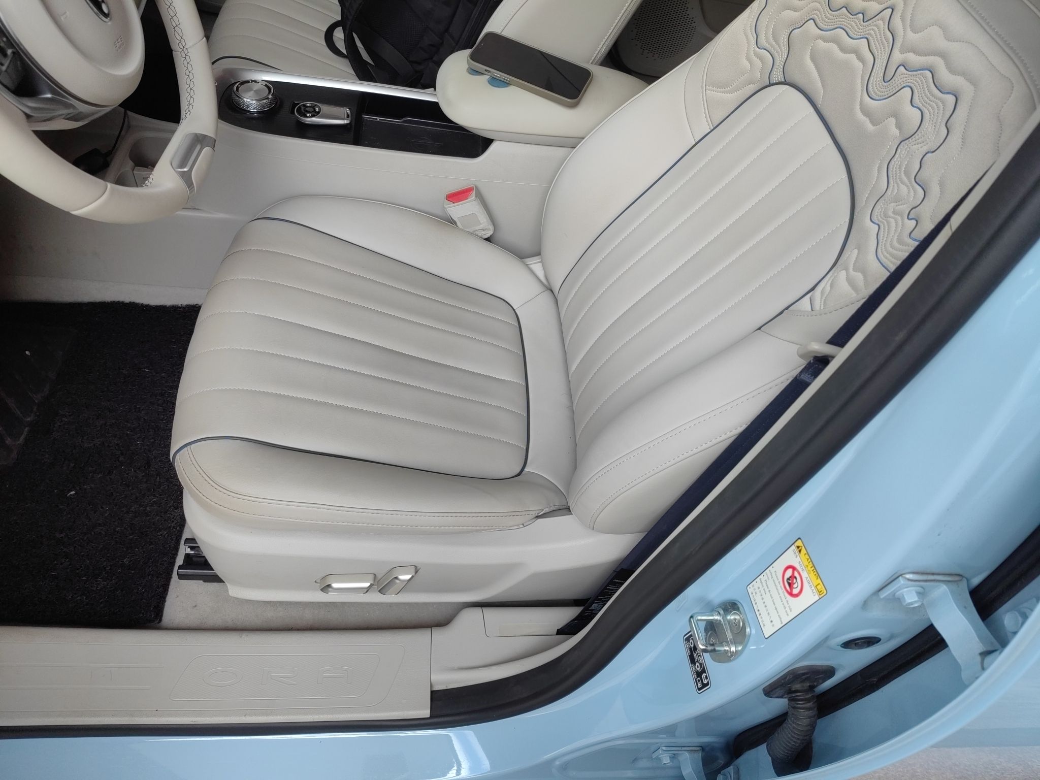 المقاعد الأمامية داخل السيارة