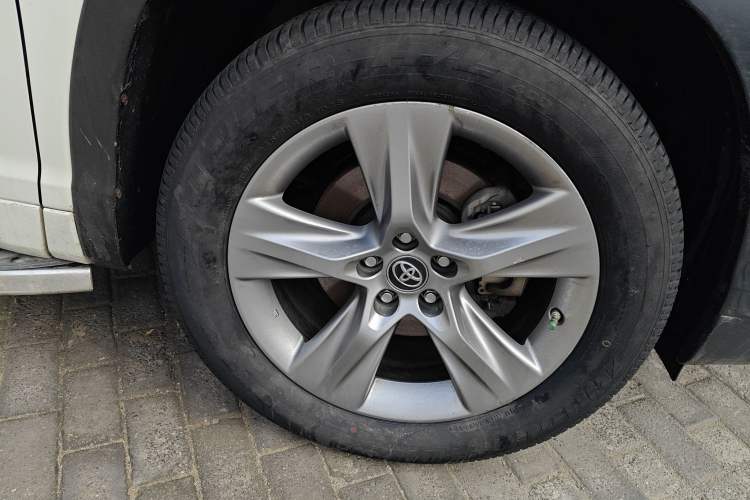 Used Toyota Highlander 2017 2.0T Four-Wheel Drive Luxury Edition 7 Seats Right Front Wheel Hub