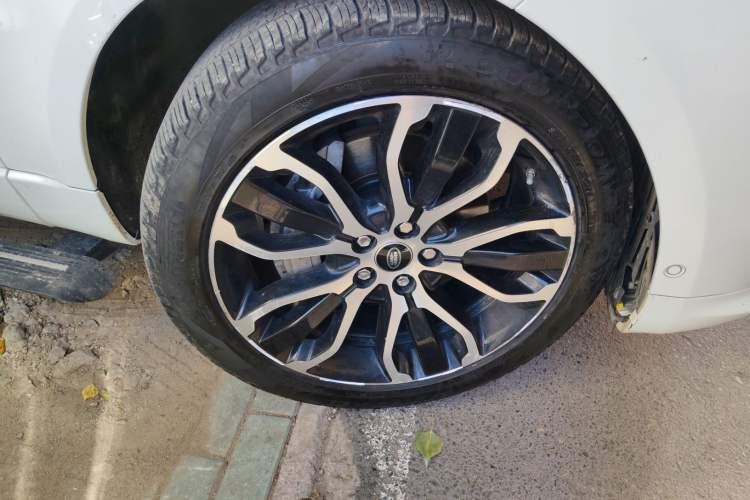 Used Land Rover Range Sport 2021 3.0 L6 YAO Black Edition Right Front Wheel Hub