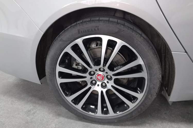 Used Jaguar XFL 2024 2.0T P250 Two-Wheel Drive Prestige Luxury Edition Right Rear Wheel Hub