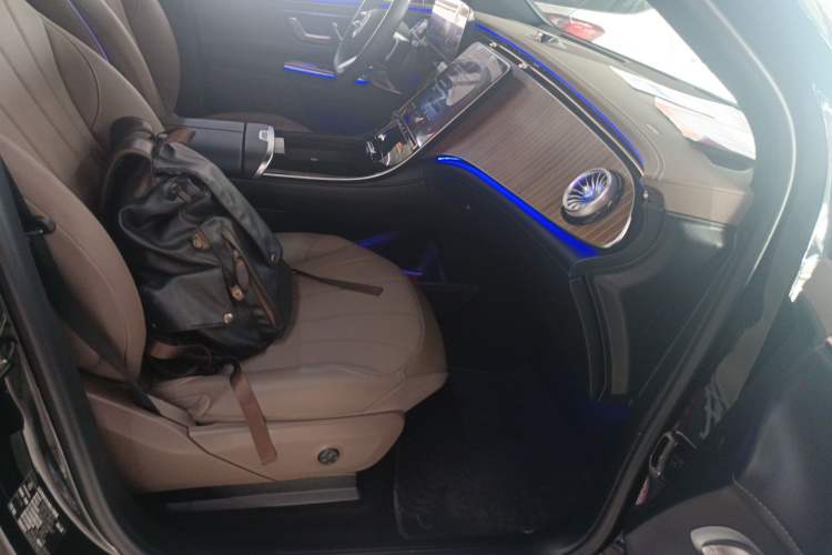 Used Mercedes-Benz EQE SUV 2024 500 4MATIC Luxury Edition Right Front Seat