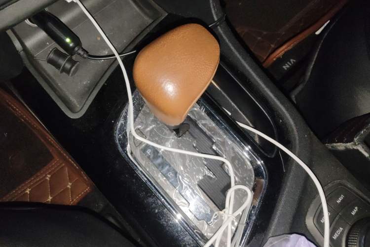 Used Soueast DX7 2015 1.5T Automatic Prestige Model Gear Lever