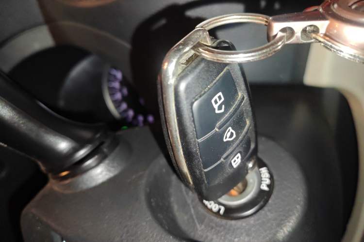 Used JAC Refine M3 2025 PLUS 1.8L Manual Classic Edition 7 Seats Vehicle Key