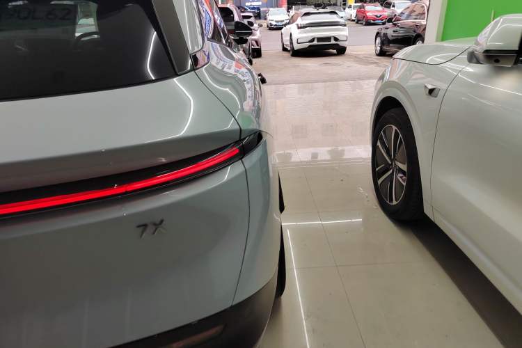 Used Zeekr 7X 2025 100 kWh Long-Range Rear-Wheel Drive with Intelligent Driving Features
