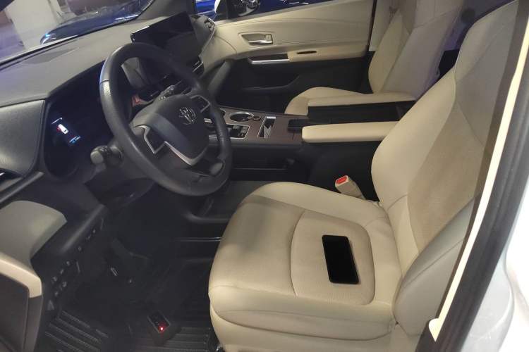 Used Toyota Granvia 2023 2.5L Hybrid Prestige PLUS Edition