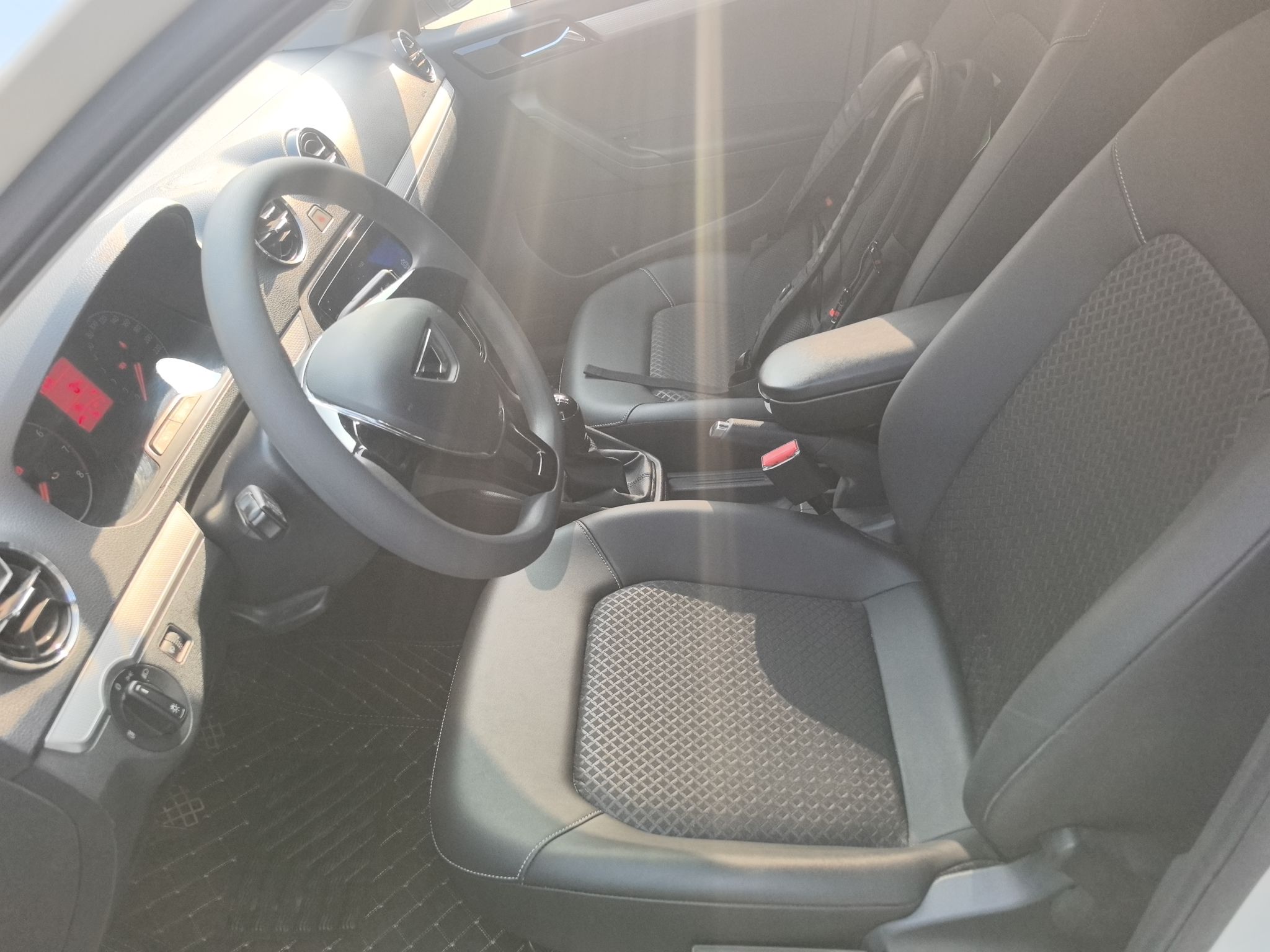 Переднее сиденье в автомобиле