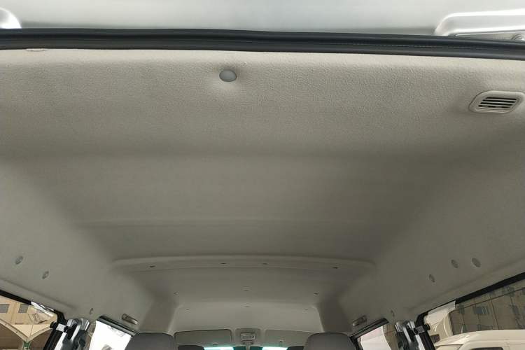 Used Jinbei Hiace X30 2023 1.5L Super-Comfortable Passenger Van 5/6/7-Seater Non-Air-Conditioned Version Model SWC15M