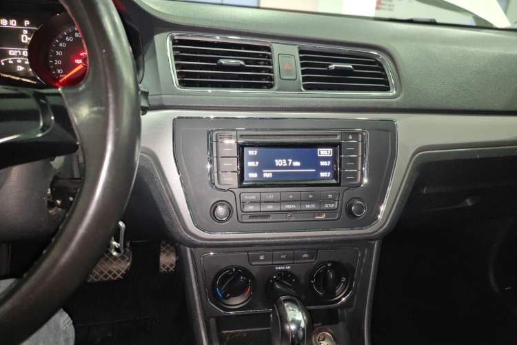 Used Volkswagen Lavida 2015 1.6L Automatic Comfort Edition Audio And AC Panel