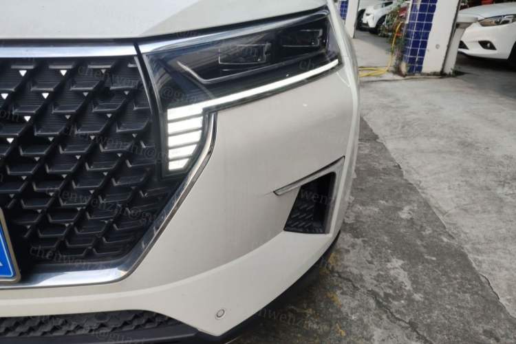 Used Venucia Star 2020 260T Automatic 48V Mild Hybrid Turbocharged Starry Edition Left Front Headlight