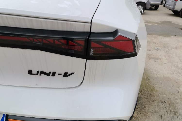 Used CHANGAN UNI-V 2024 2.0T High-Performance Version Right Rear Taillight