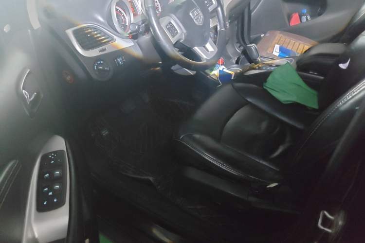 Used Dodge Journey 2013 2.4L Two-Wheel Drive Luxury Version Driver Seat