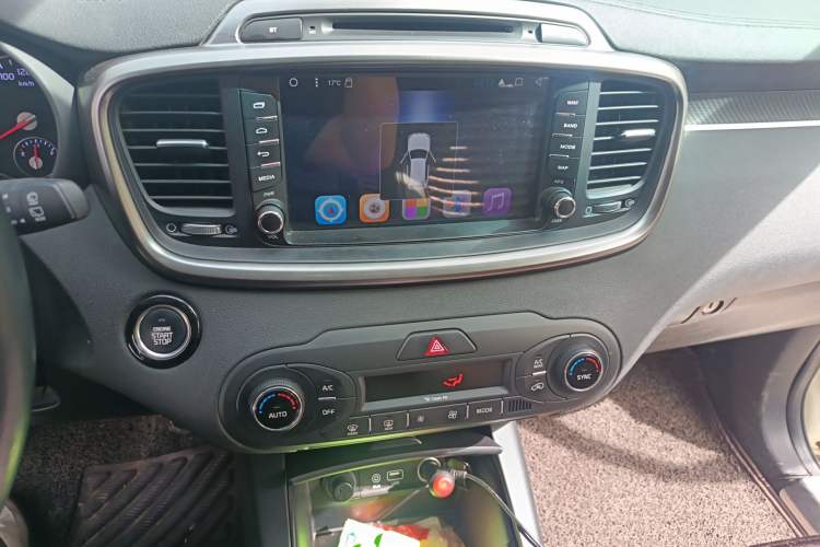 Used Kia Sorento 2016 Sorento L 2.4L Gasoline 4WD Custom Edition 7 Seats China IV Standard Audio And AC Panel