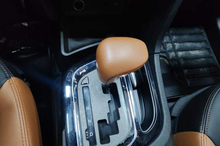 Used Soueast DX7 2015 1.5T Automatic Prestige Model Gear Lever