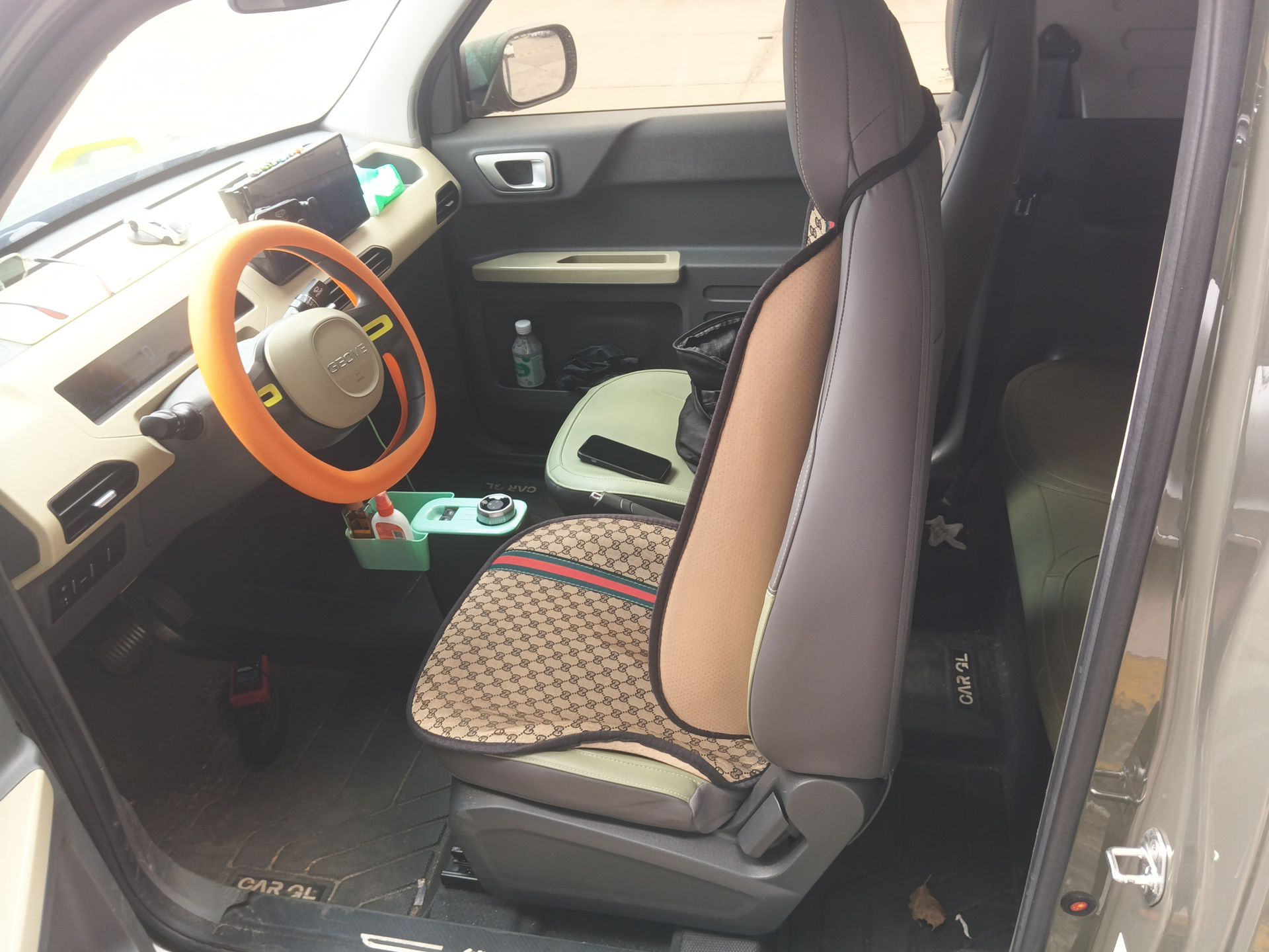 المقاعد الأمامية داخل السيارة