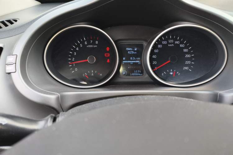 Used Kia Sportage R 2015 2.0L Automatic Two-Wheel Drive DLX Model Odometer Close Up