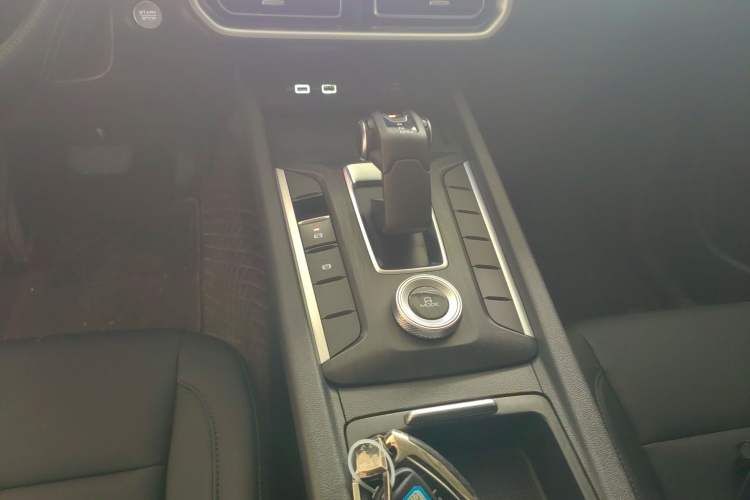 Used Great Wall Poer 2023 2.0T Commercial Version Automatic Diesel Two-Wheel Drive Elite Trim with Long Bed – GW4D20M Gear Lever