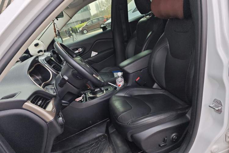 Used Jeep Cherokee 2019 2.0L Two-Wheel Drive Standard Edition China V