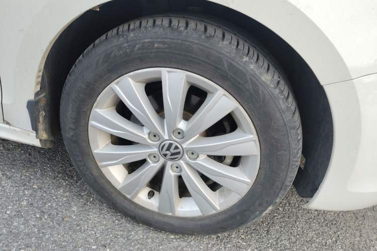 Used Volkswagen Sagitar 2014 1.6L Manual Comfort Model Right Front Wheel Hub
