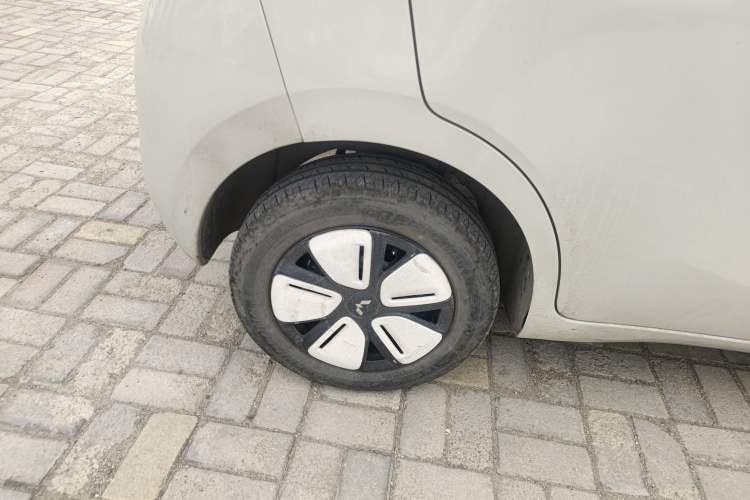 Used Wuling Hongguang MINIEV 2025 Four-Door Version Premium Edition Right Rear Wheel Hub