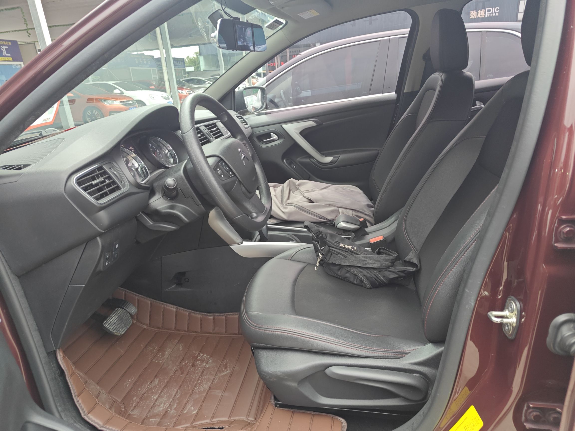 Переднее сиденье в автомобиле