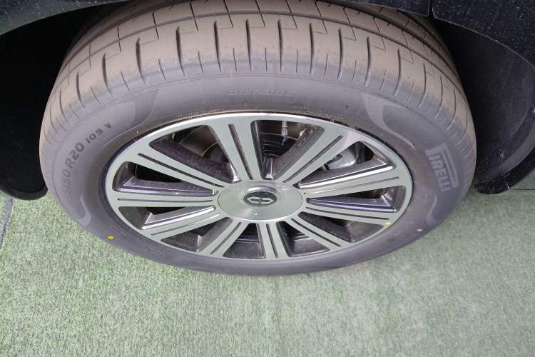 Used Hima AITO M7 2024 1.5T Intelligent Driving Rear-Drive Pro Version 5 Seats Right Rear Wheel Hub