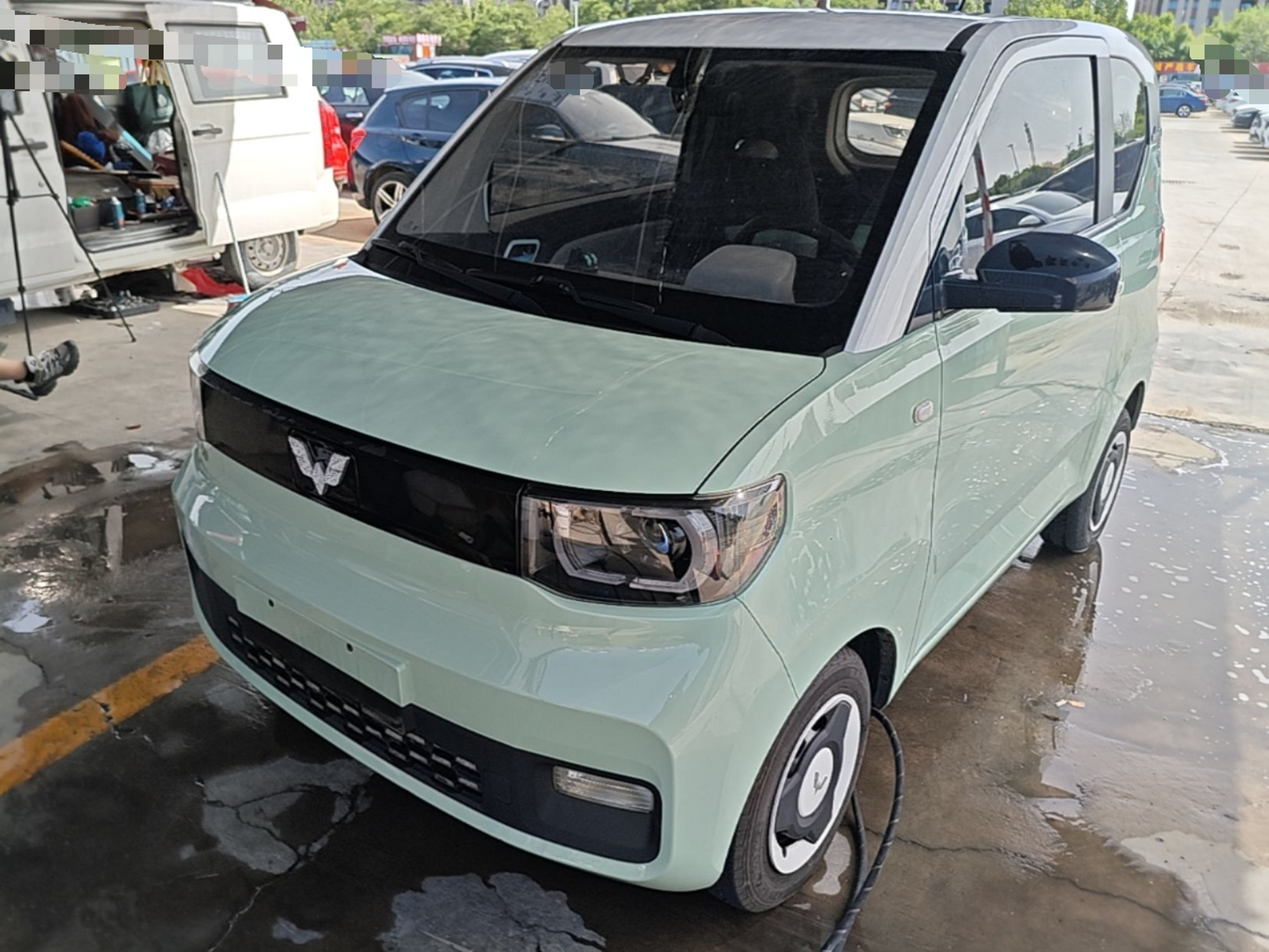 تحت مقدمة السيارة