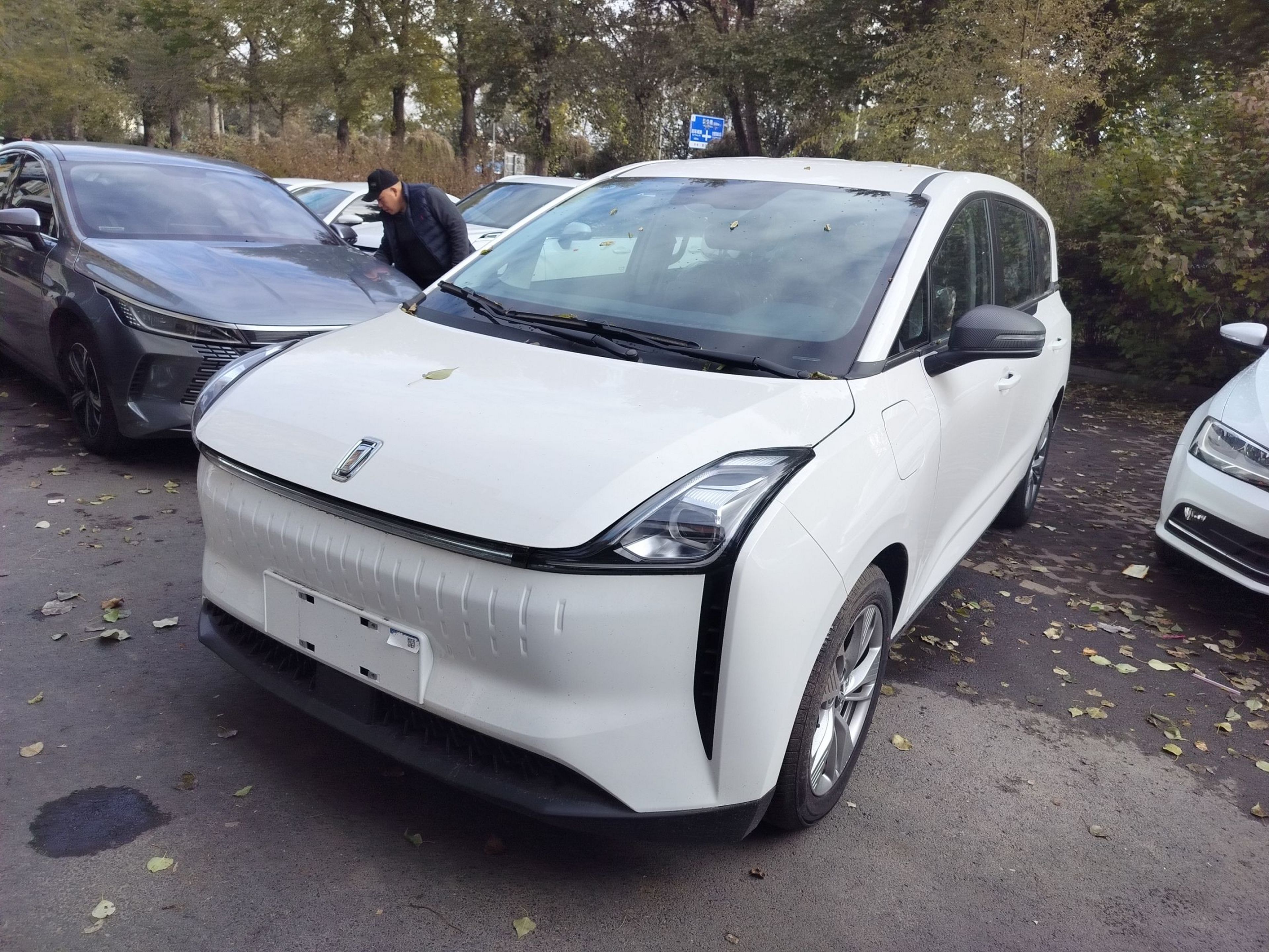 Под передней частью автомобиля