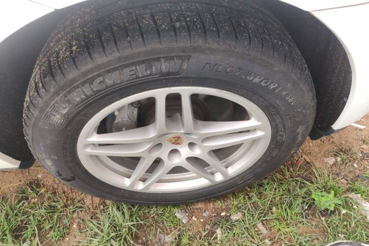 Used Porsche Macan 2016 Macan 2.0T Right Front Wheel Hub