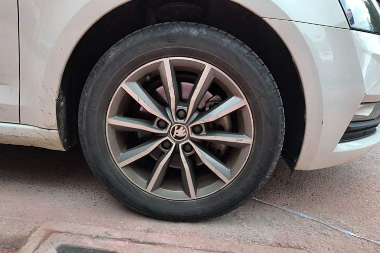 Used Skoda Octavia 2019 1.5L Automatic Comfort Edition Right Front Wheel Hub