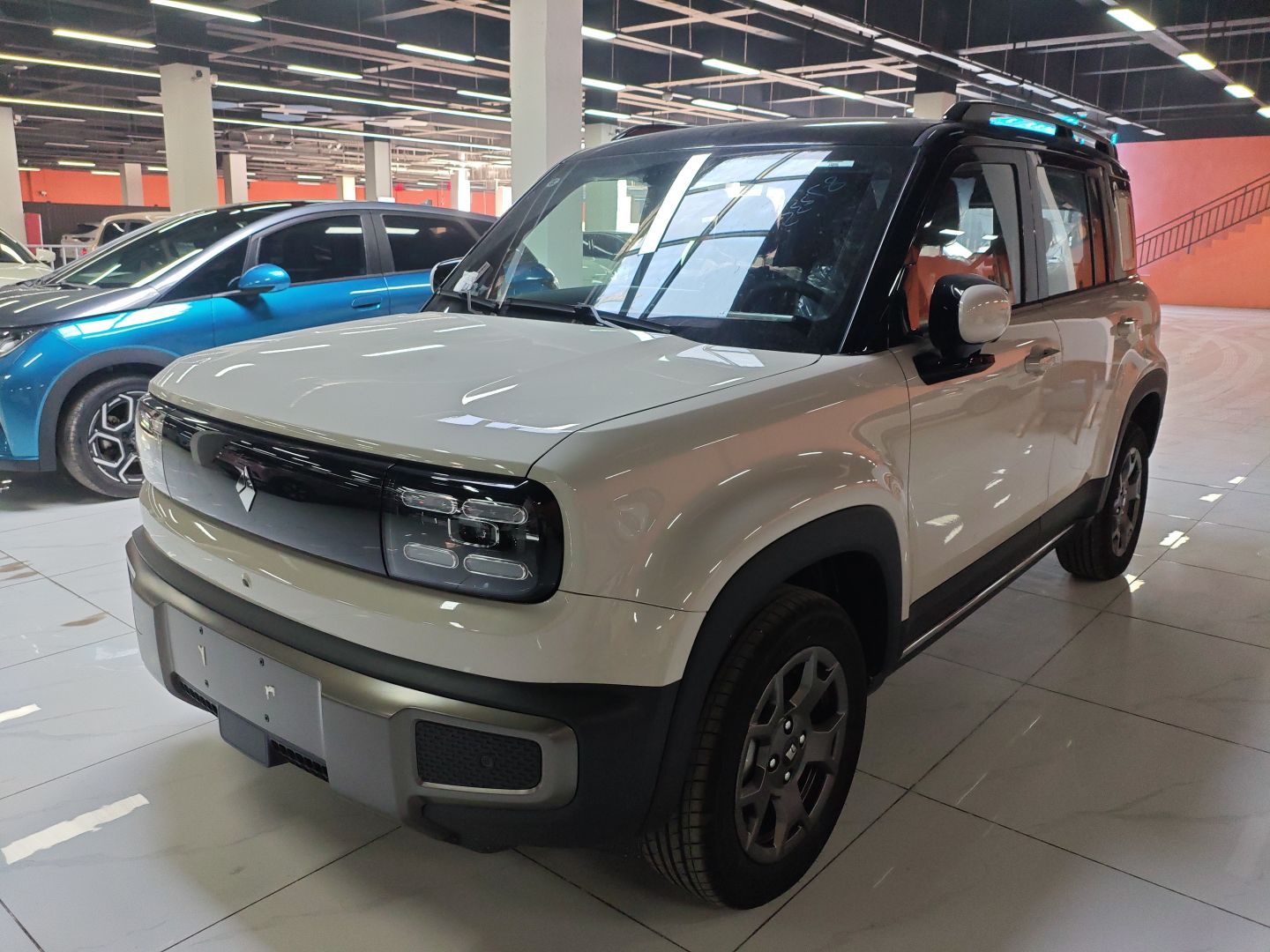 Под передней частью автомобиля