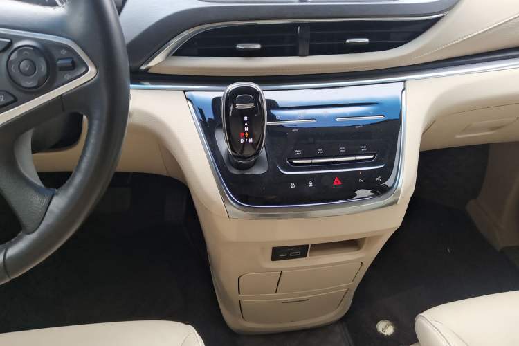 Used Buick GL8 2023 Land Executive Class Deluxe Model