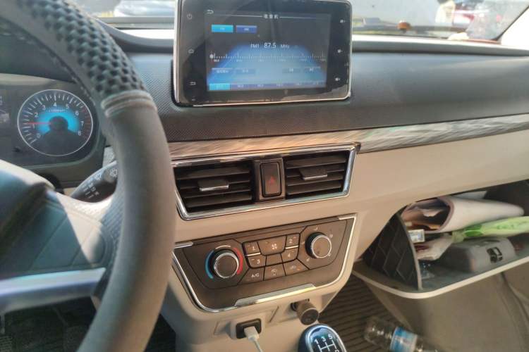 Used Jinbei New Hiace S 2023 1.5L Wealth Edition Passenger Van 5/6/7-Seater Central Air Conditioning Version SWC15M Audio And AC Panel