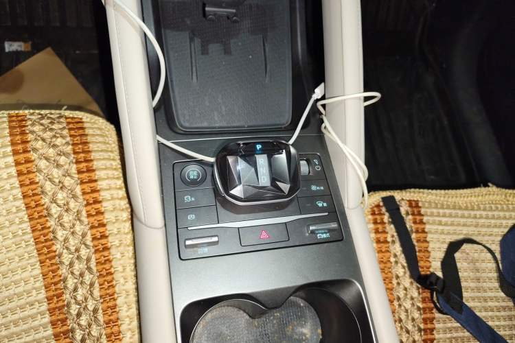 Used BYD Yuan UP 2025 Intelligent Driving Version 401 KM Dynamic Edition Gear Lever