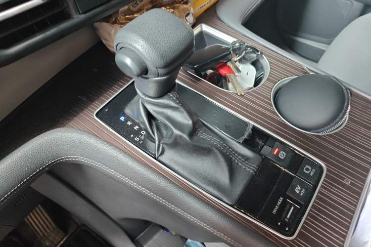 Used Toyota Granvia 2023 2.5L Hybrid Comfort Edition Gear Lever