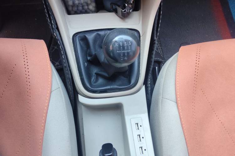 Used Volkswagen Jetta 2015 1.6L Manual Fashion Edition Gear Lever