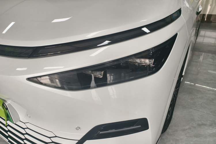 Used XPeng X9 2025 740 Ultra-Long Range Max Left Front Headlight