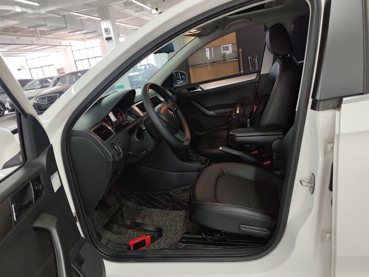 Переднее сиденье в автомобиле