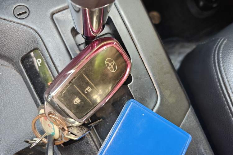 Used Toyota RAV4 2019 2.0L CVT Two-Wheel Drive Luxury Version China VI Standard