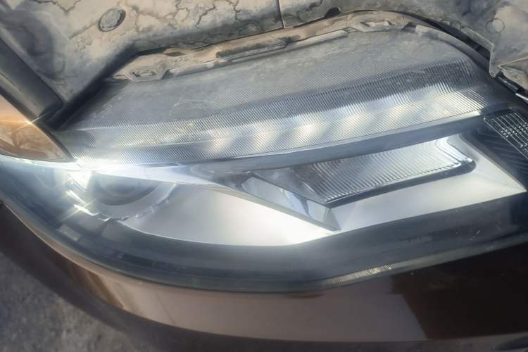 Used Geely Auto Emgrand X7 Sport 2018 2.0L Manual Two-Wheel Drive Zhiya Version Right Front Headlight