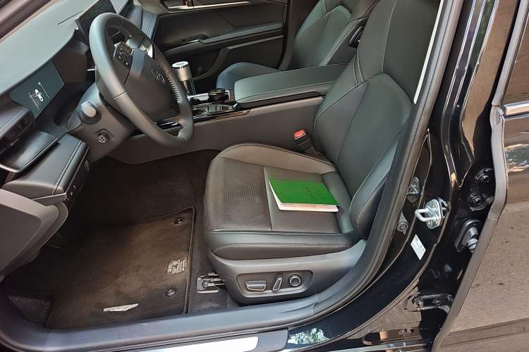 Used Toyota Camry 2024 Dual-Engine 2.5HG Prestige Edition
