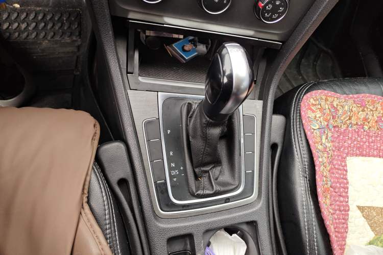 Used Volkswagen Golf 2016 230TSI Automatic Comfort Version Gear Lever