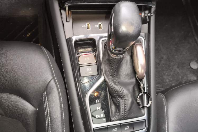 Used Roewe RX3 2020 1.6L CVT 4G Connected Ultra-Cool Flagship Edition Gear Lever