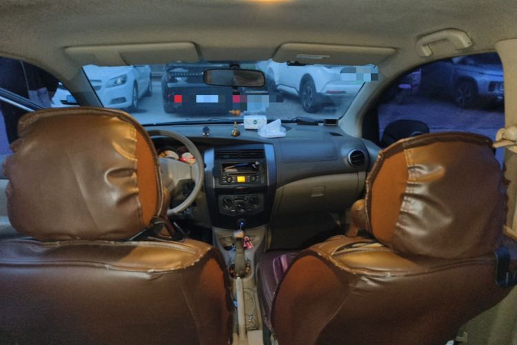 Used Nissan Livina 2010 Jingyue Edition 1.6L Manual All-Around Model Headliner