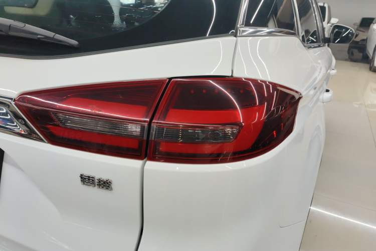 Used Geely Auto Emgrand X7 Sport 2018 1.8TD Automatic Two-Wheel Drive Smart Connect 4G Internet Edition Right Rear Taillight