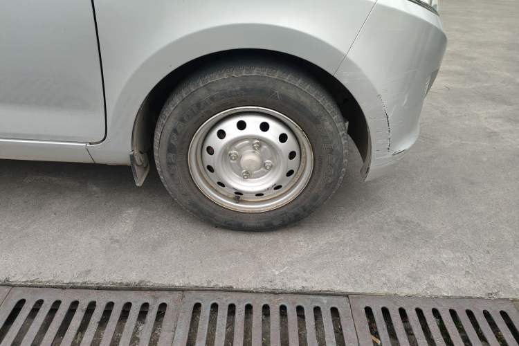 Used Wuling Rongguang V 2018 1.5L Practical Version Right Front Wheel Hub