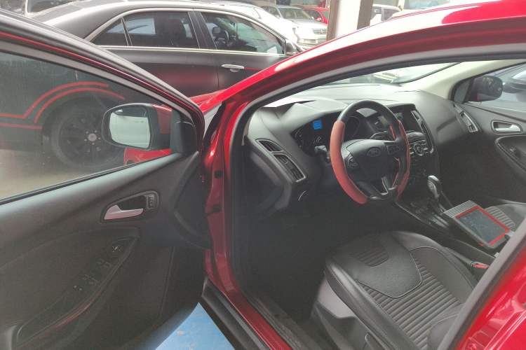 Used Ford Focus 2015 Hatchback 1.6L Automatic Fashion Edition Driver Seat