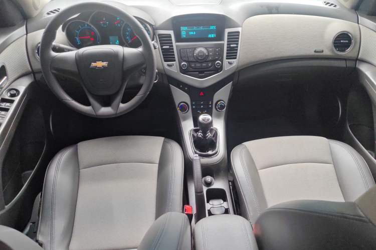 Used Chevrolet Cruze 2013 1.6L SE MT Center Console