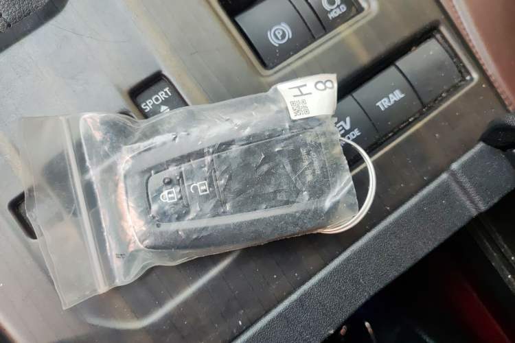 Used Toyota Highlander 2022 Dual-Engine 2.5L 4x4 Elite Edition 7-Seater Vehicle Key