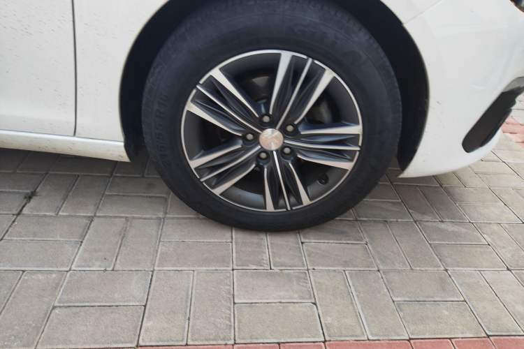 Used Peugeot 308 2016 230THP Automatic Luxury Edition Right Front Wheel Hub